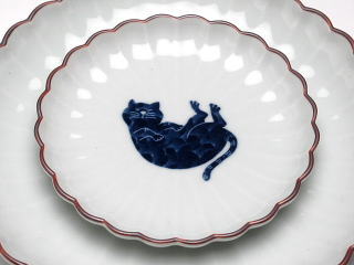 ねこ（へそ天）　菊割皿