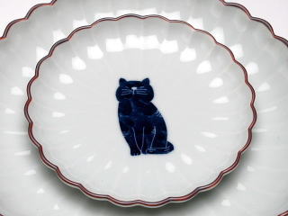 ねこ（我慢）　菊割皿