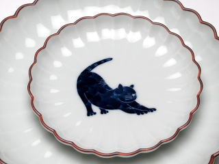 ねこ（背伸び）　菊割皿
