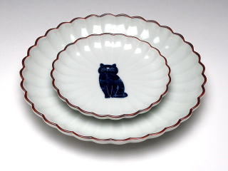 ねこ（我慢）　菊割皿