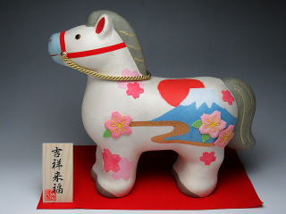 桜と富士山縁起午　置物