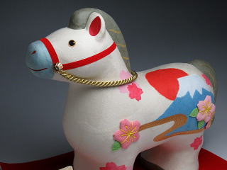 桜と富士山縁起午　置物